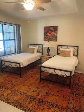 2 habitaciones, tabla de planchar con plancha, wifi y ropa de cama 
