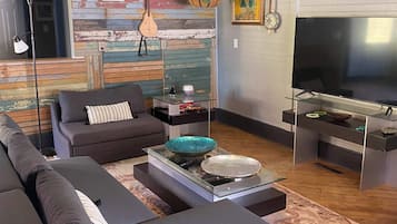 Televisión, chimenea, libros y oficina