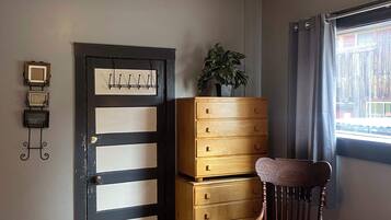 2 Schlafzimmer, Schreibtisch, Bügeleisen/Bügelbrett, Reisekinderbett
