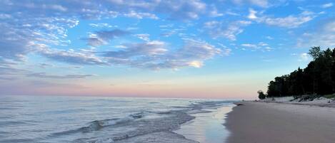 Beach nearby, sun loungers, beach towels