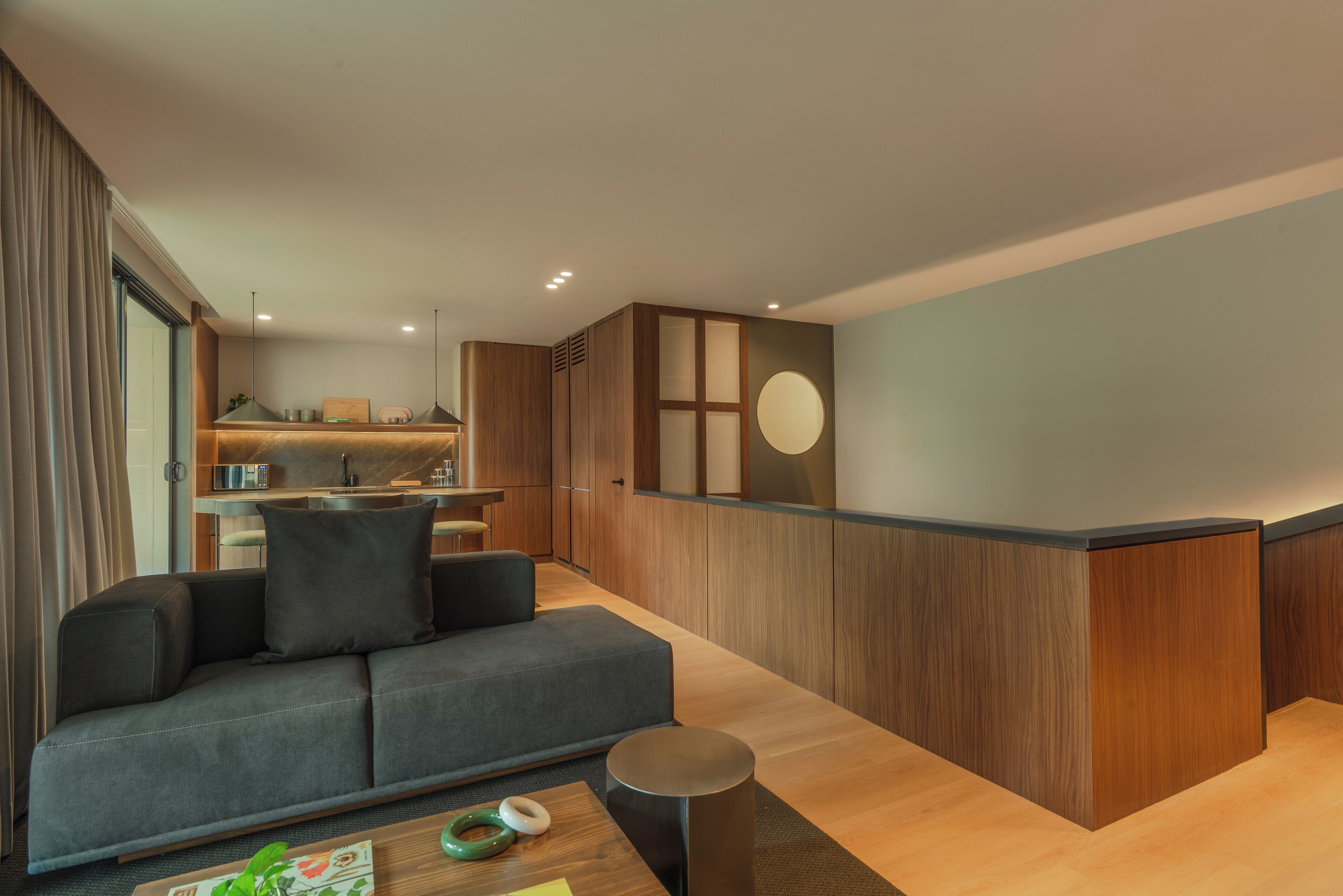 Dúplex Premier, varias camas, para no fumadores | Área de sala de estar | Smart TV de 55 pulgadas con canales digitales 