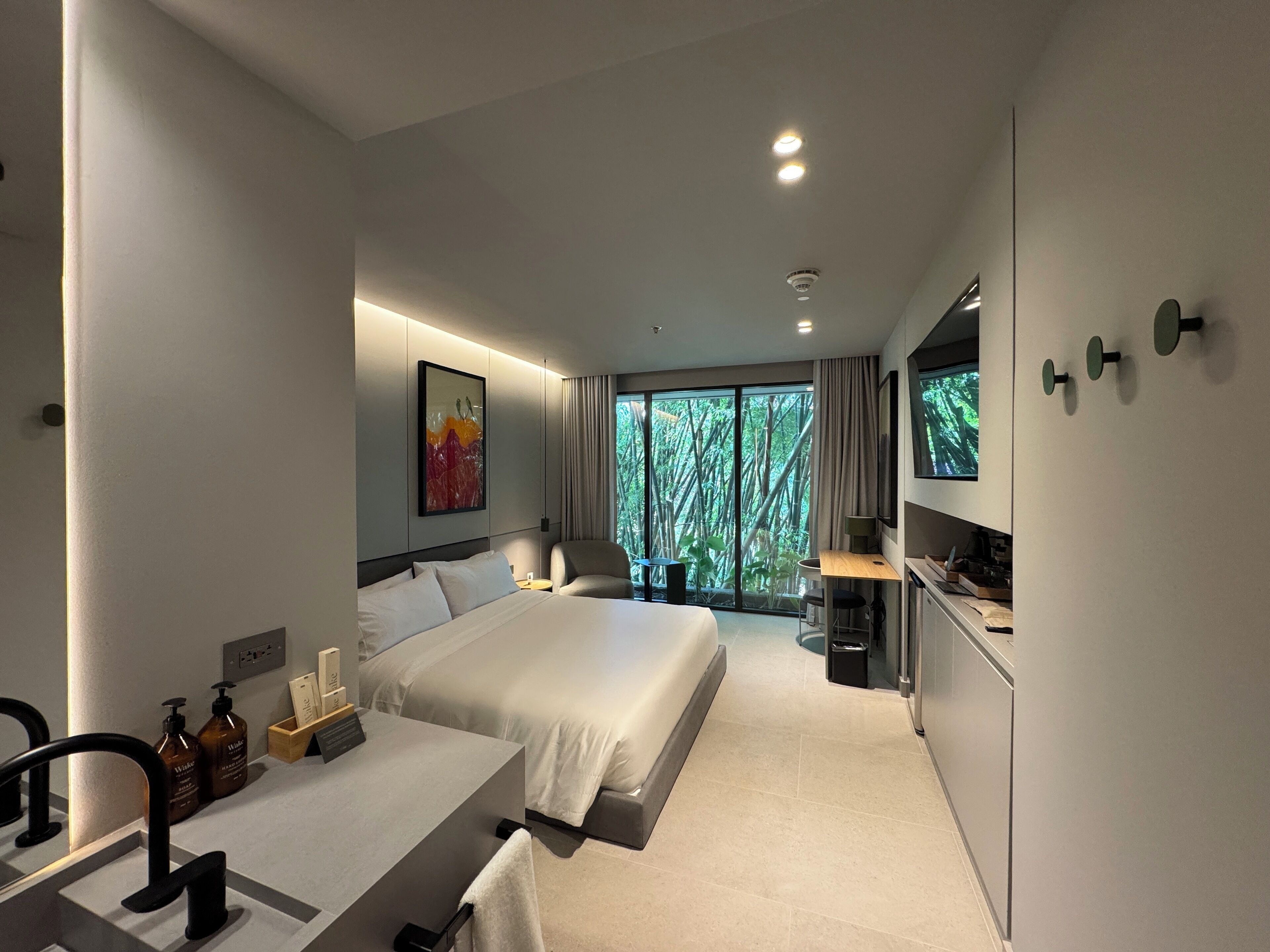 Deluxe Room, 1 Queen Bed, Non Smoking (Classic Standard)