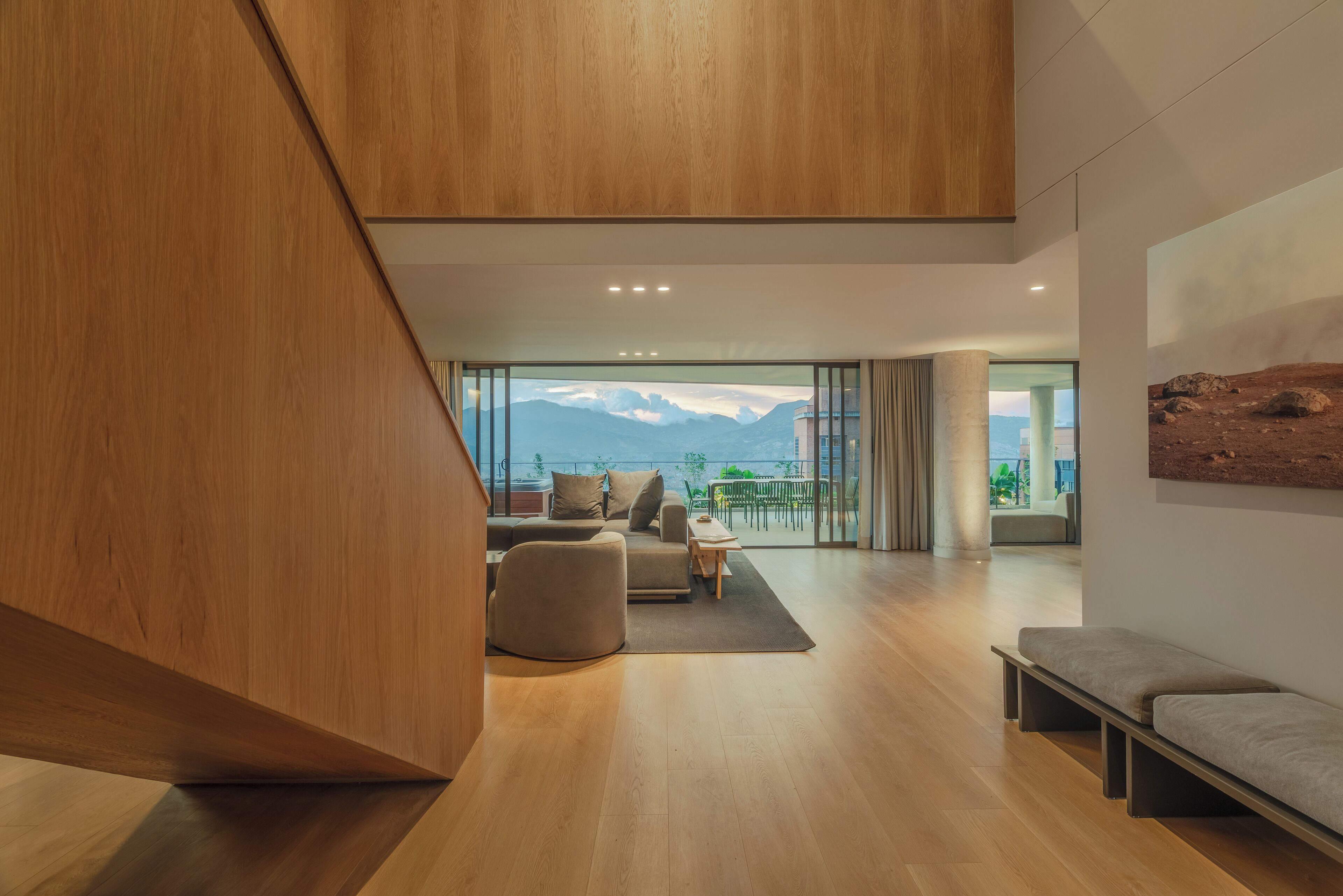 Ático Grand, varias camas, no fumadores | Zona de estar | Smart TV de 55 pulgadas con canales digitales