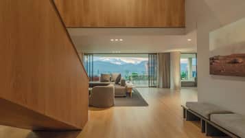 Ático Grand, varias camas, no fumadores | Zona de estar | Smart TV de 55 pulgadas con canales digitales