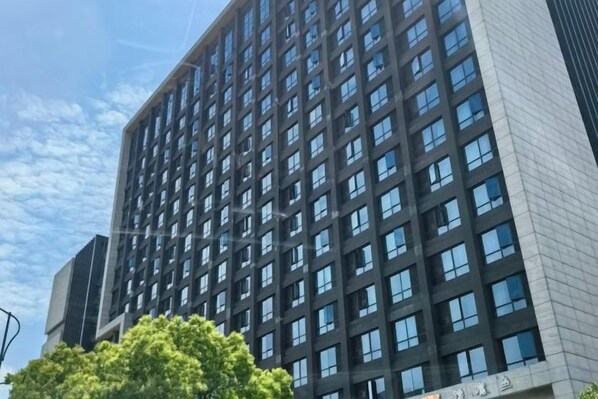 A high-rise building with multiple windows and a clear sky. - Zhoushan Xingning Holiday Hotel (Zhoushan)