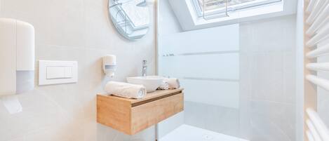 Douche, séchoir à cheveux, serviettes fournies