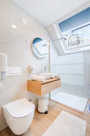 Douche, sèche-cheveux, serviettes fournies