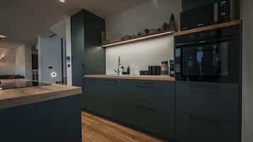 Frigorífico, microondas, horno y placa de cocina