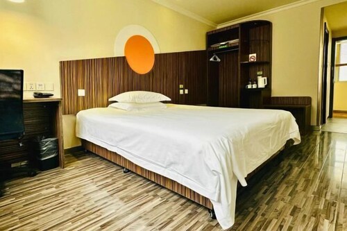 Shanghai Zhong'an Hotel (Xizang North Road Subway Station)