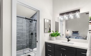 Shower, hair dryer, towels, toilet paper - #14-Spanish Villa w/ Spa-Like Feel overlooking large pool & by the Gorge shuttle (Quincy)