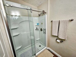 Shower, jetted bath, hair dryer, towels - Cozy & convenient to McKenzie River 20 min to Eugene 2/bed 2/bath Sleeps 4+ Pets (Springfield)