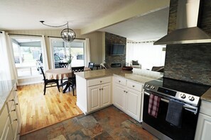 Jääkaappi, mikroaaltouuni, uuni, liesi