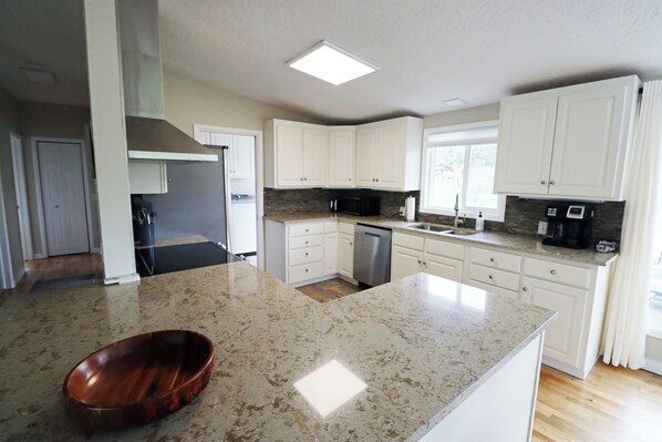 Jääkaappi, mikroaaltouuni, uuni, liesi