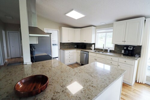 Cozy & convenient to McKenzie River 20 min to Eugene 2/bed 2/bath Sleeps 4+ Pets