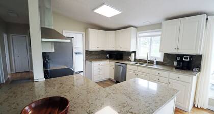 Cozy & convenient to McKenzie River 20 min to Eugene 2/bed 2/bath Sleeps 4+ Pets