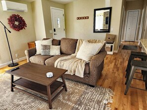 Smart TV, fireplace - Cozy & convenient to McKenzie River 20 min to Eugene 2/bed 2/bath Sleeps 4+ Pets (Springfield)