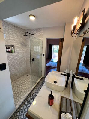 Gallery Room, 1 King Bed with Sofa bed, Air conditioning, City View | Bathroom - Hotel Casa Aliz (San Miguel de Allende)