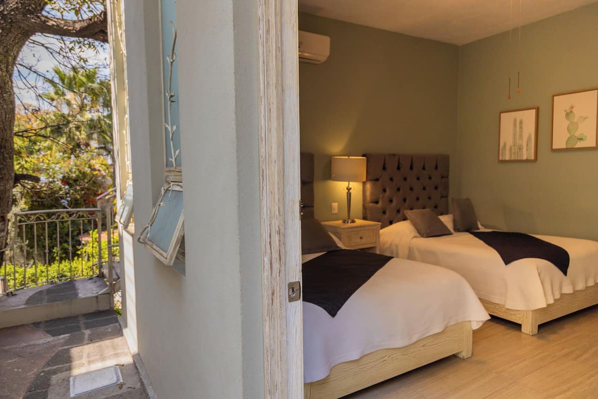 Camera Deluxe, letti multipli, aria condizionata | Biancheria da letto di alta qualità, minibar, una cassaforte in camera