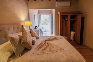 Romantic Room, 1 King Bed, Air conditioning | Premium bedding, minibar, in-room safe, individually decorated
