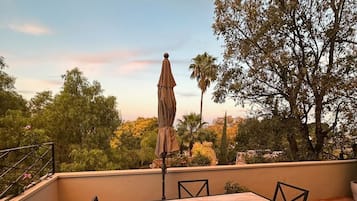 Habitación Gallery, 1 cama King size y sofá cama, aire acondicionado, vista a la ciudad | Terraza o patio