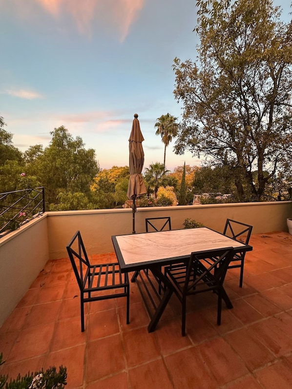 Gallery Room, 1 King Bed with Sofa bed, Air conditioning, City View | Terrace/patio