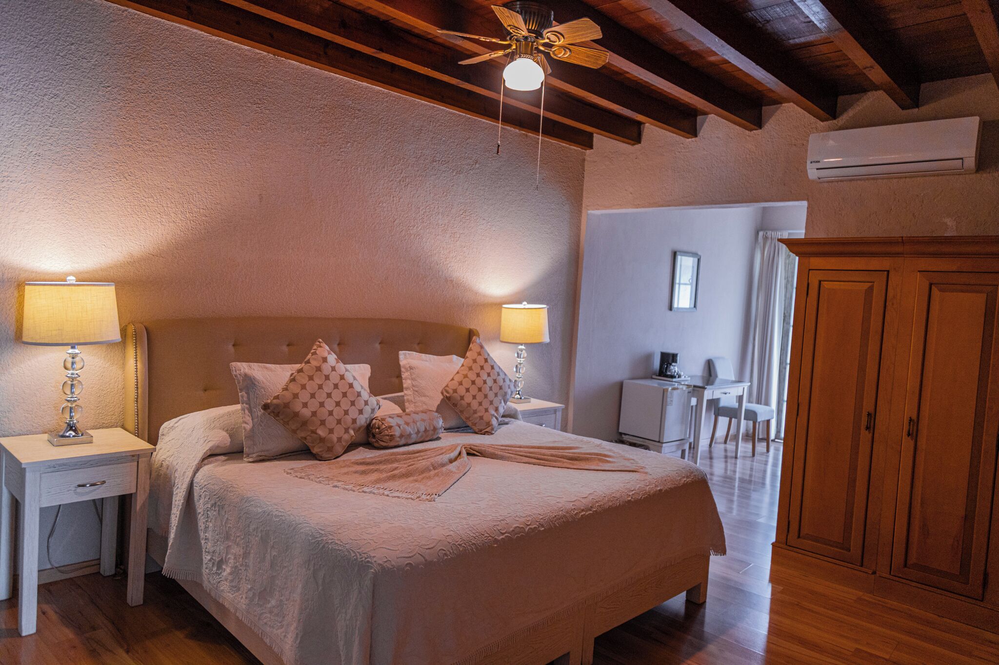 Ropa de cama de alta calidad y minibar 