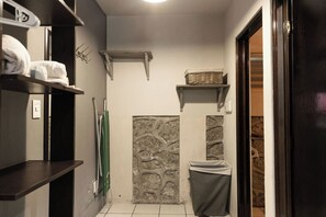 Deluxe Apartment | Bathroom