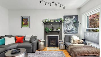 Een smart-tv, een open haard en een stereo