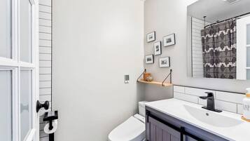 Secadora de cabello, bidet, toallas, jabón