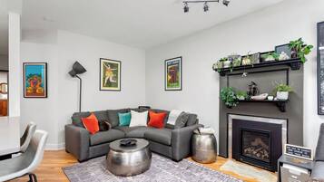 Smart TV, chimenea y estéreo