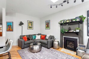 Smart TV, fireplace, stereo - Stylish LoHi Retreat ~ Cozy, Light-Filled, Artsy Vibes + Sunny Private Backyard (Denver)