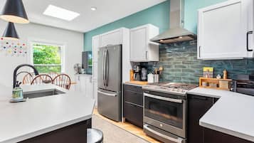 Een koelkast, een magnetron, een oven, een kookplaat