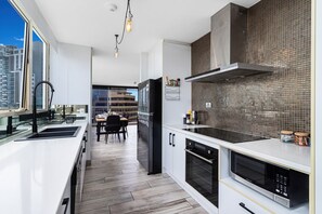 Fridge, oven, stovetop, dishwasher