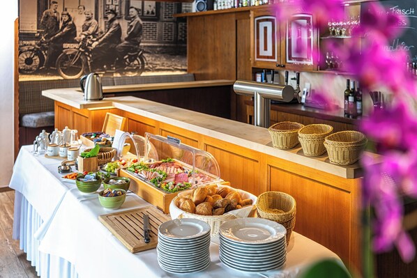 Petit déjeuner en libre-service (10.00 EUR par personne)