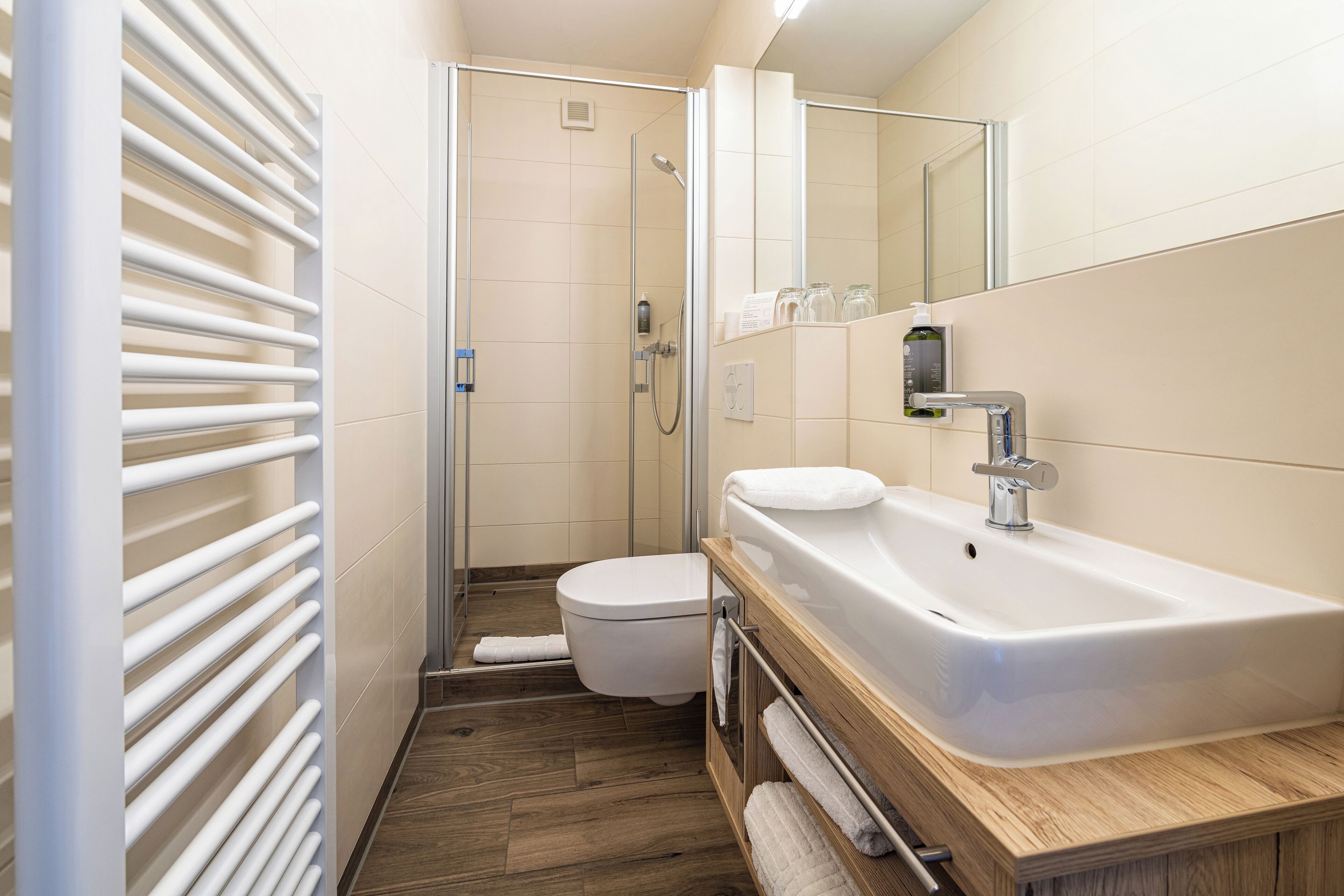 Ein modernes Badezimmer mit Dusche, Toilette und Waschbecken.
