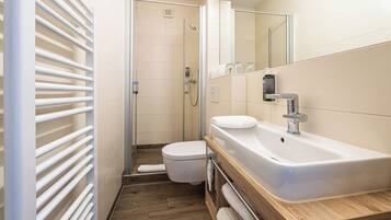 Ein modernes Badezimmer mit Dusche, Toilette und Waschbecken.