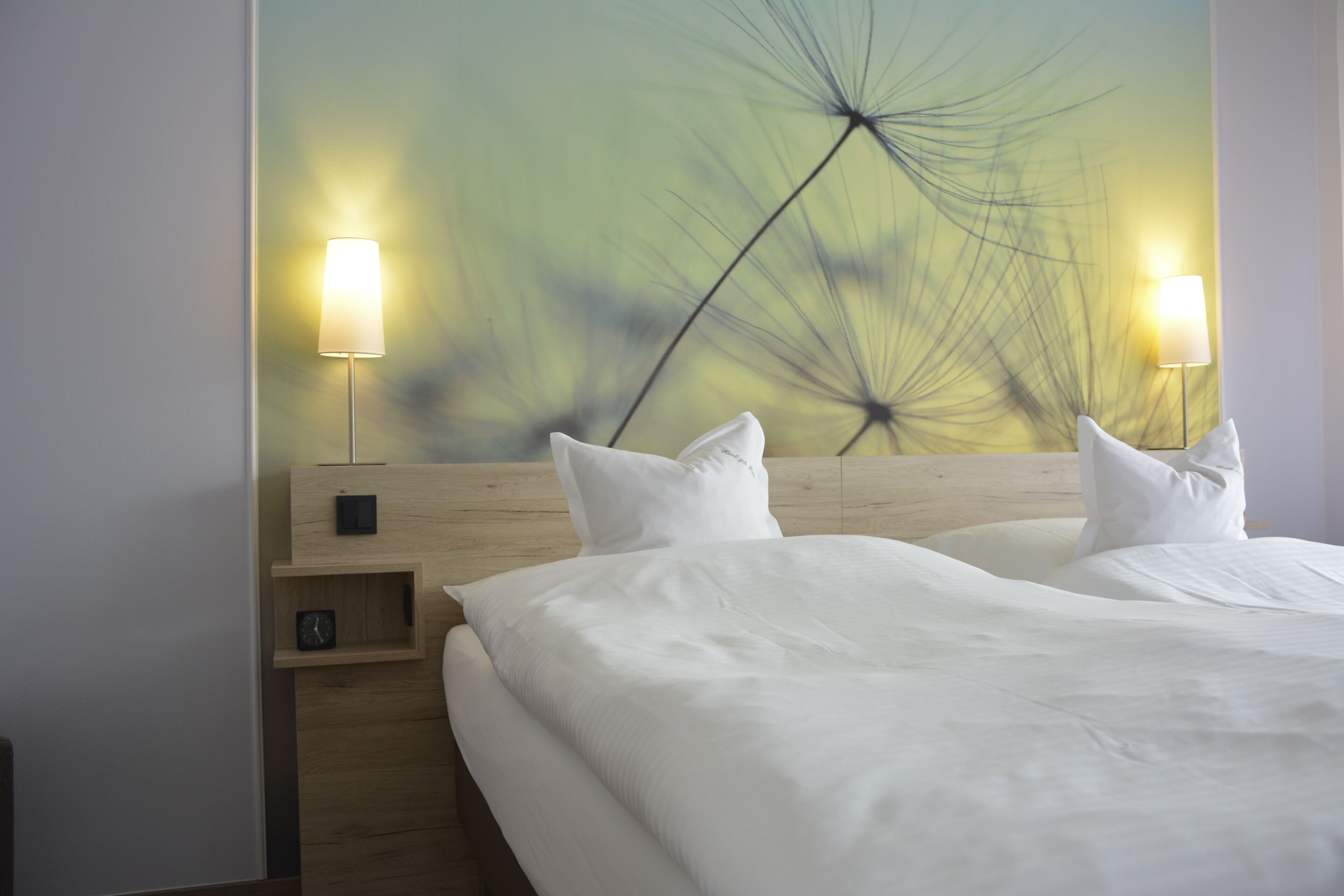 Comfort-Doppel- oder -Zweibettzimmer | Schreibtisch, laptopgeeigneter Arbeitsplatz, Reisekinderbett