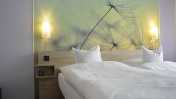 Comfort-Doppel- oder -Zweibettzimmer | Schreibtisch, laptopgeeigneter Arbeitsplatz, Reisekinderbett