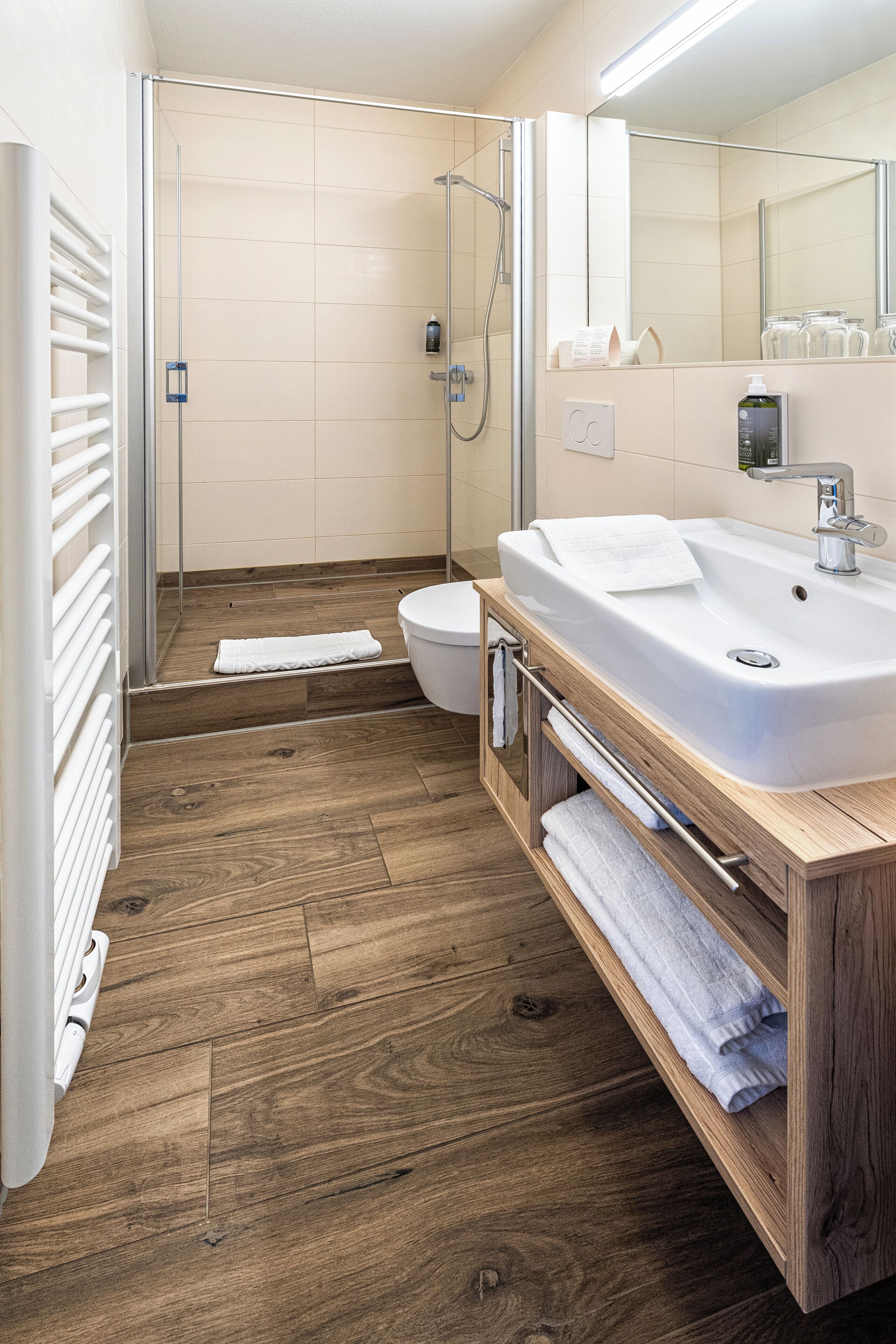 Comfort-Doppel- oder -Zweibettzimmer | Badezimmer | Haartrockner, Handtücher, Seife, Shampoo