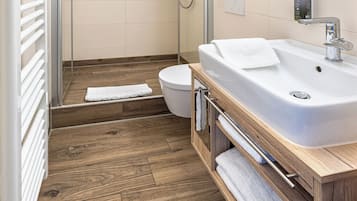 Comfort-Doppel- oder -Zweibettzimmer | Badezimmer | Haartrockner, Handtücher, Seife, Shampoo