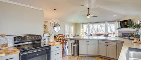 Fridge, microwave, stovetop, dishwasher