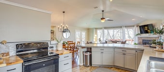 Creekside Cottage w/ Deck & Hot Tub in Belton