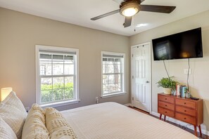 2 chambres, bureau, fer et planche à repasser, lit parapluie