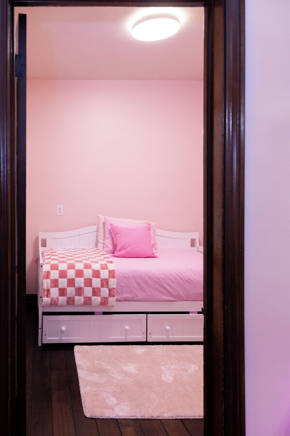 4 bedrooms, desk, iron/ironing board, free WiFi