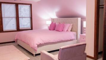 4 bedrooms, desk, iron/ironing board, free WiFi