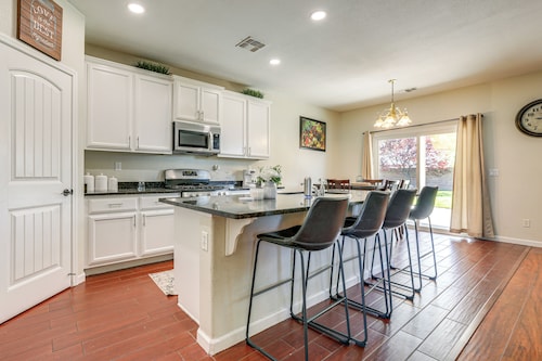 7 Mi to Dtwn: Home w/ Fenced Yard in Roseville!