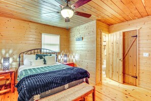 2 bedrooms, Internet, bed sheets - Fire Pit, Screened Deck: Riverfront Ozarks Cabin! (Melbourne)