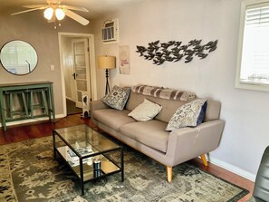 Smart TV - Atwater Village a Quiet Getaway- Stocked with Parking a Backyard and Laundry. (Los Angeles)