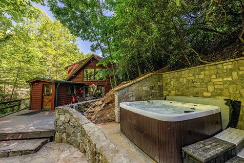 'Bearadise' Cabin w/ Hot Tub at Hidden Gem Falls!