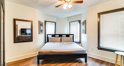 Walkable Location: Welcoming Unit in Omaha